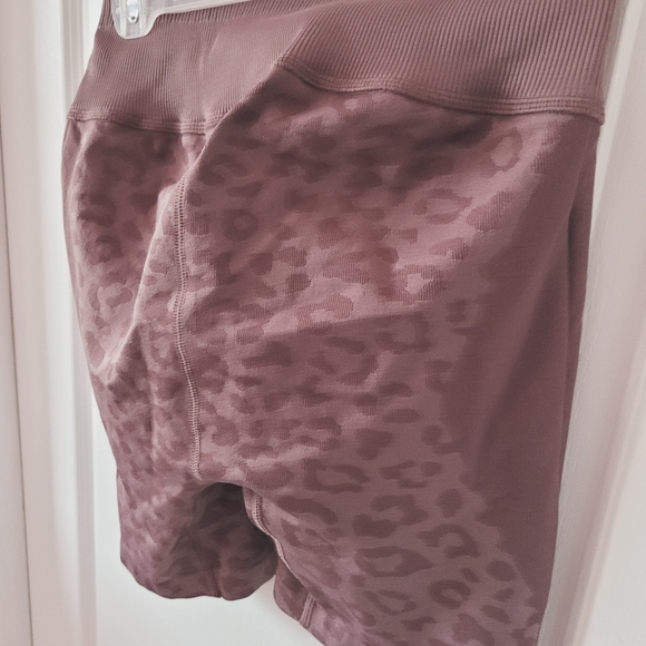 PUMA Women's Mauve Leopard Bike Shorts Size Small - Picture 8 of 8